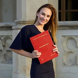 Kristýna se svázanou prací